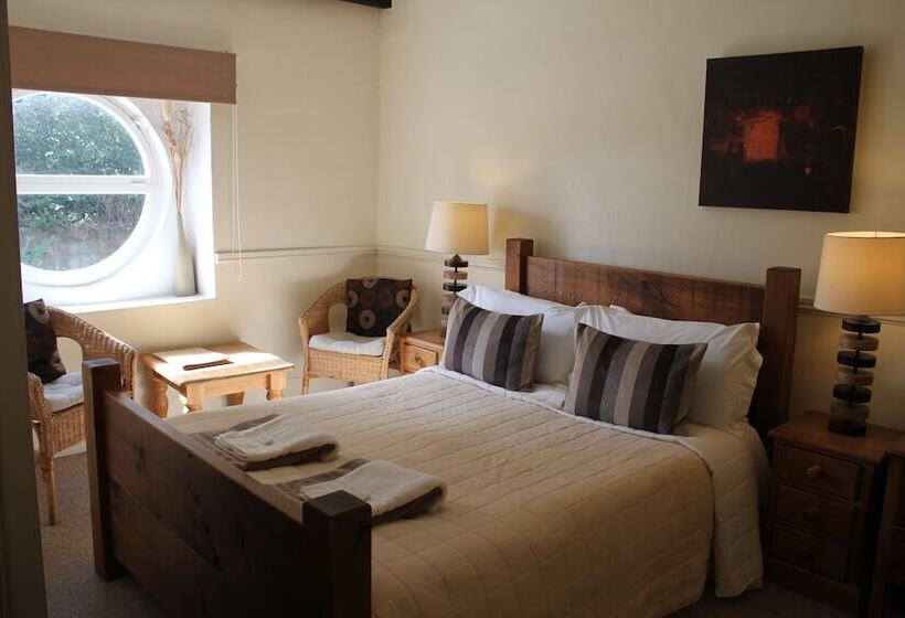 이그제큐티브 룸, The Coach House