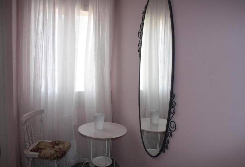 חדר קומפורט לשלושה, Hostal Isabel Ii