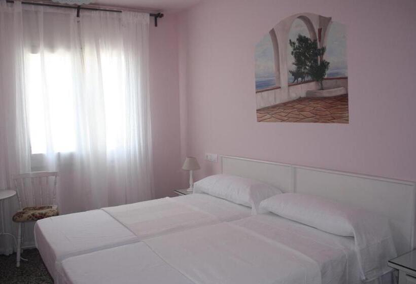 חדר קומפורט לשלושה, Hostal Isabel Ii