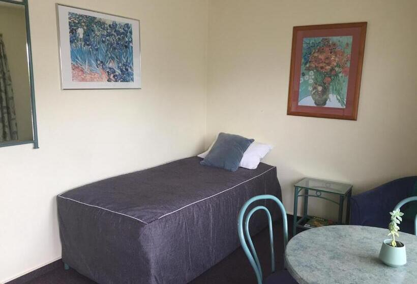 Семейный Номер, Bentons Motel