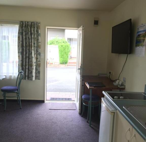Семейный Номер, Bentons Motel