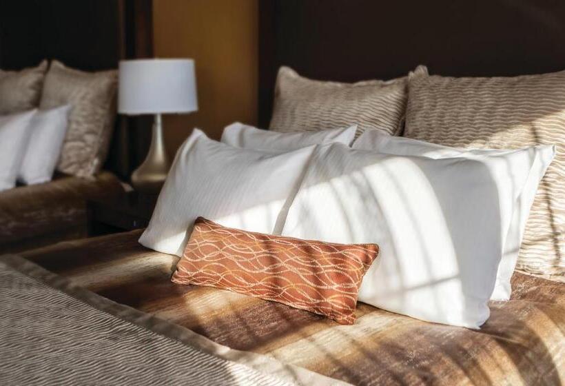 Полулюкс, Clubhouse Hotel & Suites Fargo
