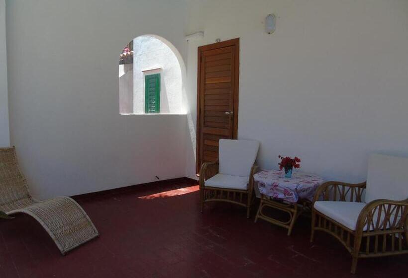 اتاق استاندارد سه تخته با چشم‌انداز استخر, Villa Saracina