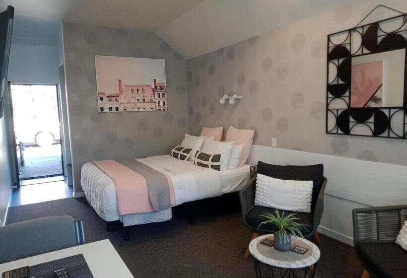 Студия Стандарт, Four Peaks Motel
