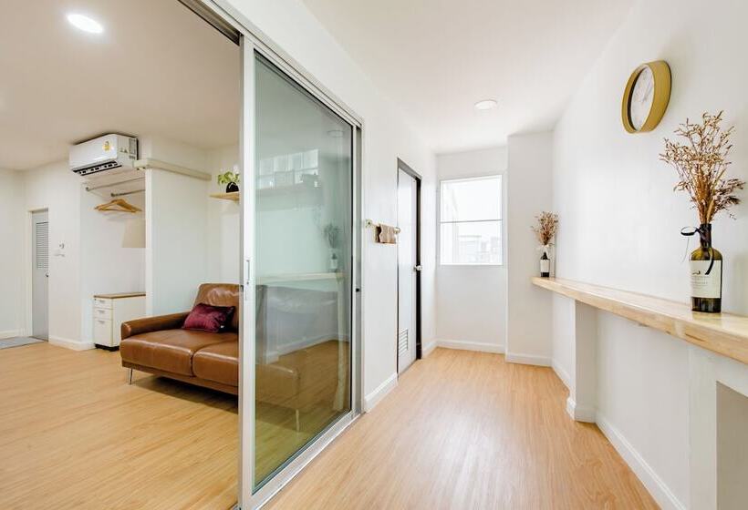 デラックススイート, Lee's Mark Residence