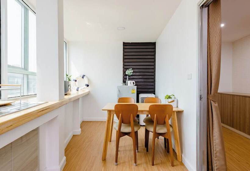 デラックススイート, Lee's Mark Residence