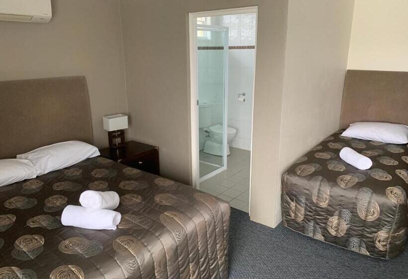 패밀리 룸, Titania Motel