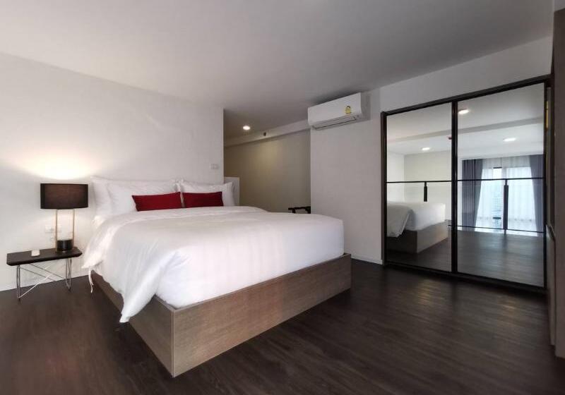 패밀리 룸, Titania Motel