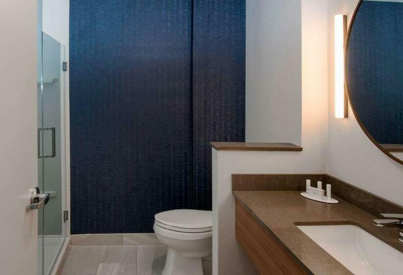 מיטת קינג בסוויטה, Fairfield Inn & Suites Austin Downtown