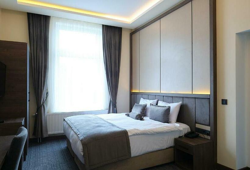 Номер Deluxe, Münden