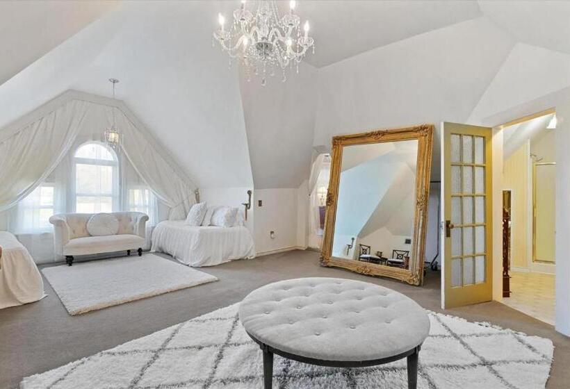 Люкс Повышенной Комфортности, Four Winds Victorian Venue & Suites