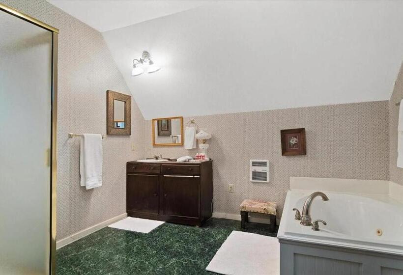 Люкс с Балконом, Four Winds Victorian Venue & Suites