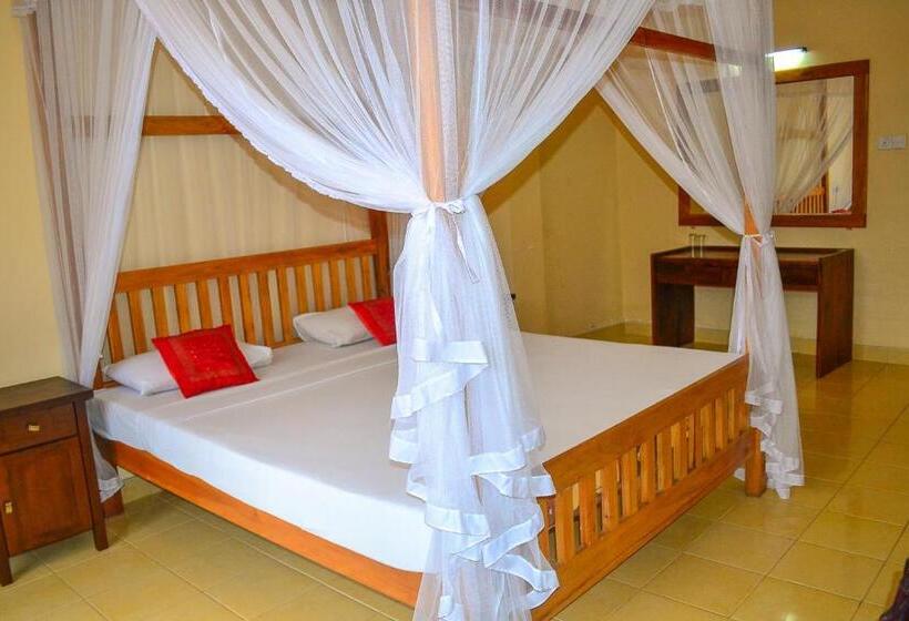 Номер Superior Вид на Море с Балконом, Marine Tourist Guest House At Negombo Beach