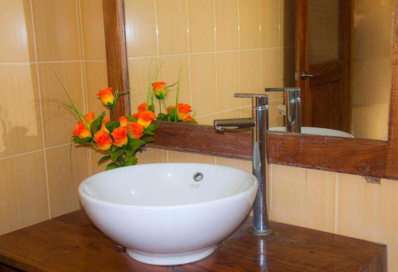 Номер Deluxe с Балконом, Marine Tourist Guest House At Negombo Beach