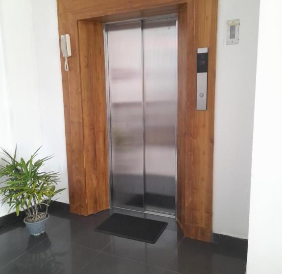 Номер Deluxe с Балконом, Marine Tourist Guest House At Negombo Beach