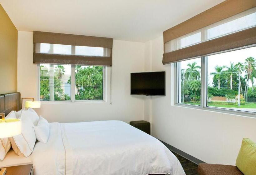 מיטת קינג בסוויטה, Element Miami Doral