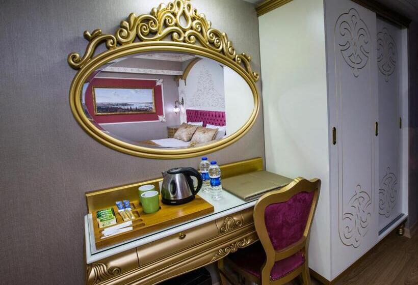 اتاق لوکس با چشم‌انداز دریا, Empire Suite