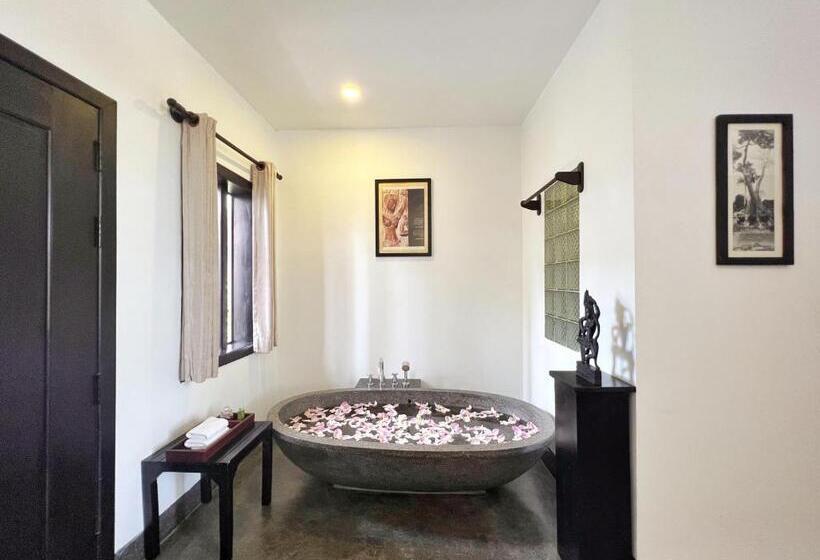 اتاق لوکس با چشم‌انداز استخر, The Bliss Angkor