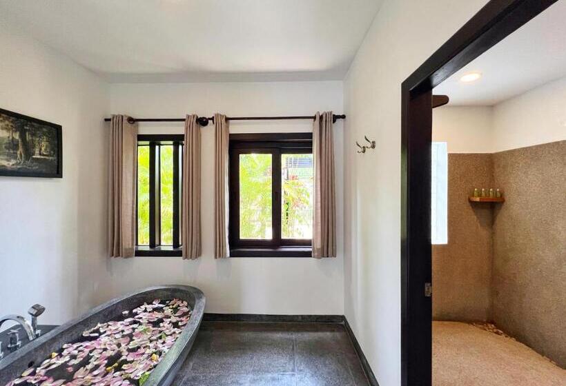 اتاق لوکس با چشم‌انداز استخر, The Bliss Angkor