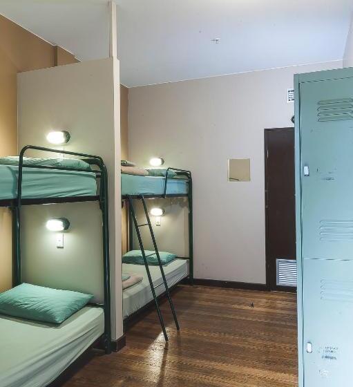 공용 욕실 구비 공동 객실 내의 침대, Melbourne City Backpackers