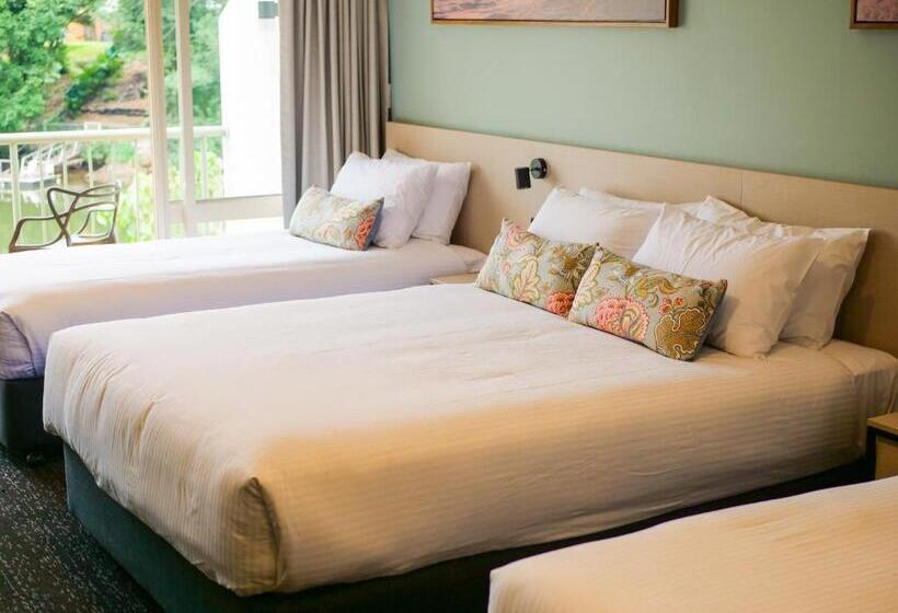 패밀리 스튜디오, Nightcap At Hinterland Hotel Nerang