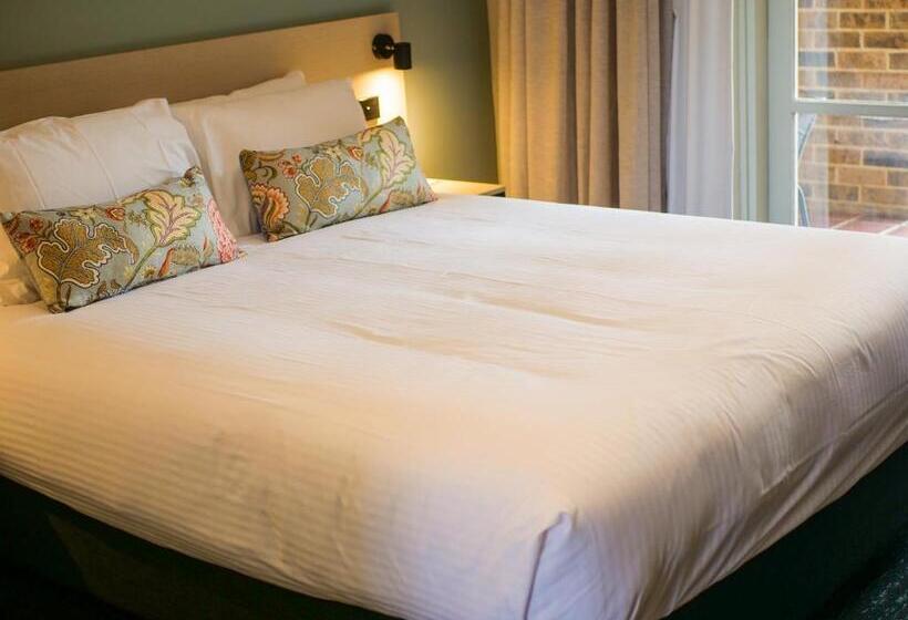 스탠다드 스튜디오, Nightcap At Hinterland Hotel Nerang