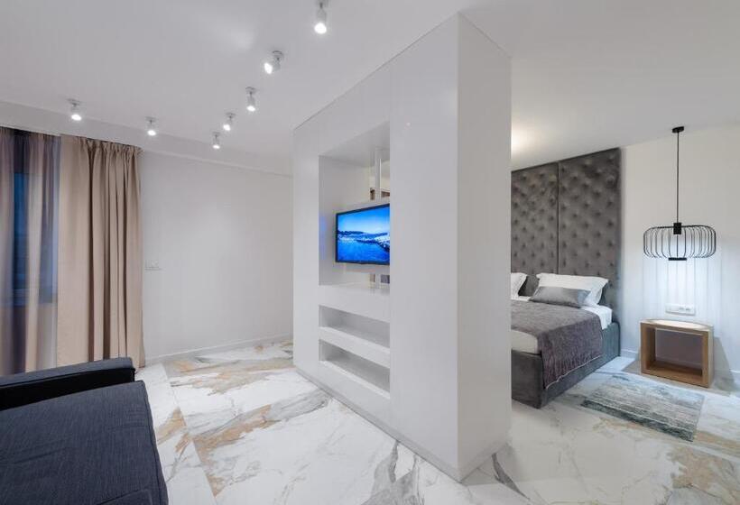 اتاق لوکس با تخت بزرگ, Royal Luxury Room