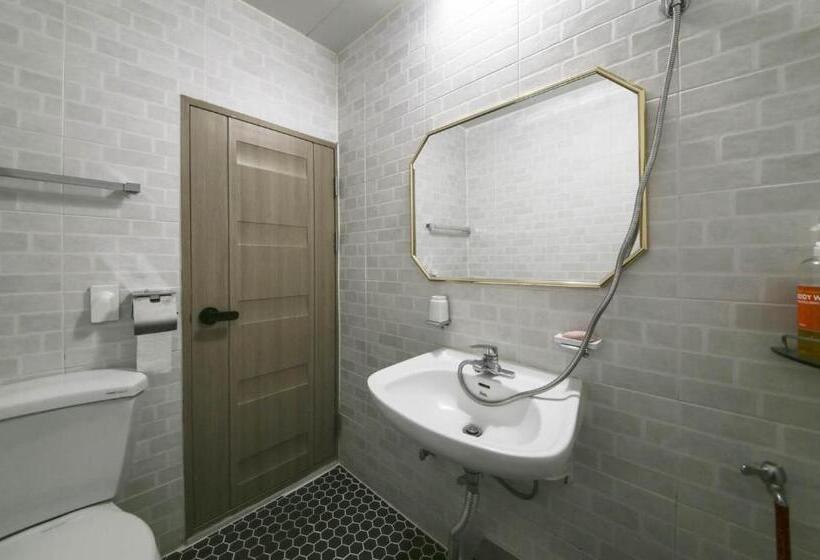 Кровать в Общей Комнате, Backpackers In Yeosu