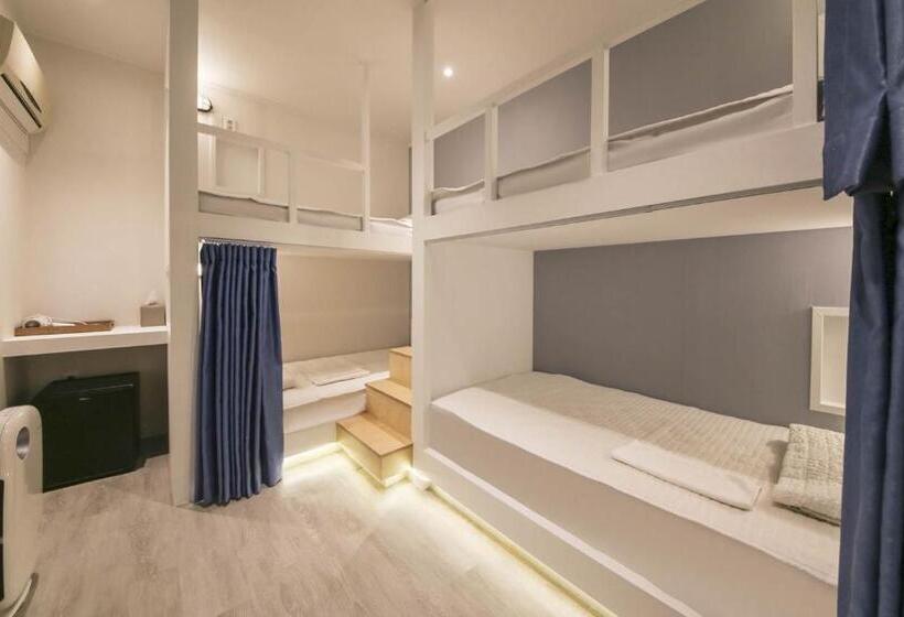 Кровать в Общей Комнате, Backpackers In Yeosu