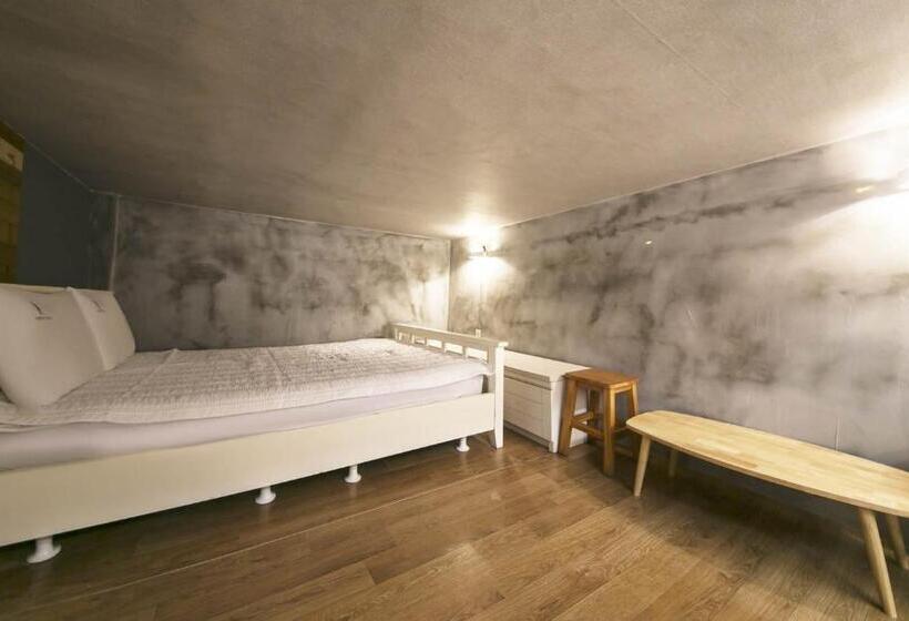 Семейный Номер, Backpackers In Yeosu