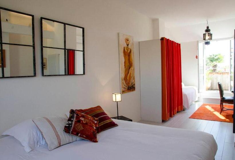 Номер Стандарт Вид на Бассейн, La Ferrade Chambres D Hôtes B&b
