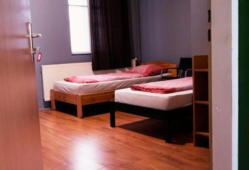 バスルーム共有のトリプルスタンダード, Deep Guest House