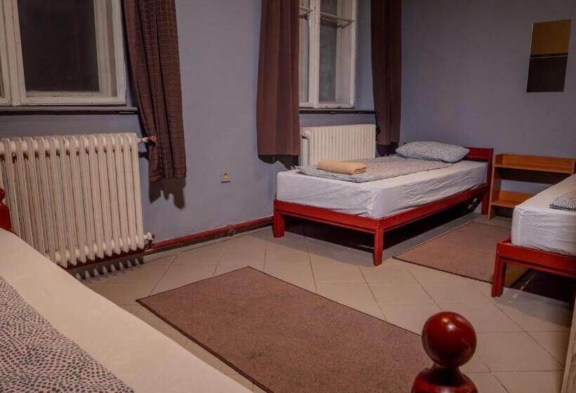 バスルーム共有のトリプルスタンダード, Deep Guest House