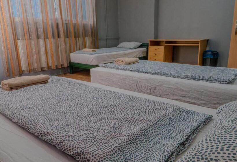 バスルーム共有のトリプルスタンダード, Deep Guest House