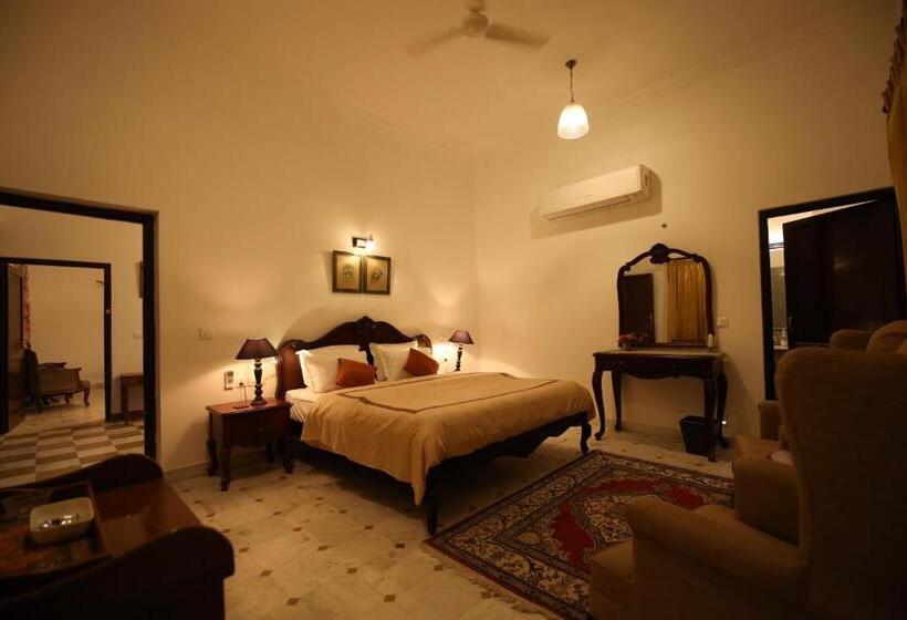 带大床的高级房间, Roop Niwas Kothi, Near Mandawa
