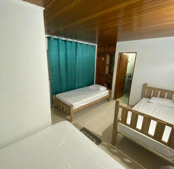 اتاق استاندارد چهار تخته, Aurelia Compartida Hospedaje