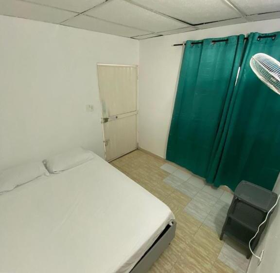 اتاق استاندارد با سرویس بهداشتی مشترک, Aurelia Compartida Hospedaje