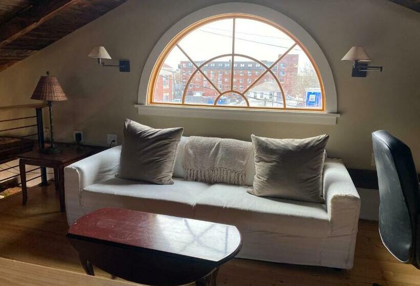 דירה בת חדר שינה 1 עם מרפסת, Magical Post And Beam Loft Downtown Newport!