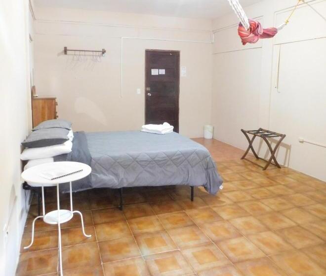 اتاق اکونومی, Arnold S Guest House