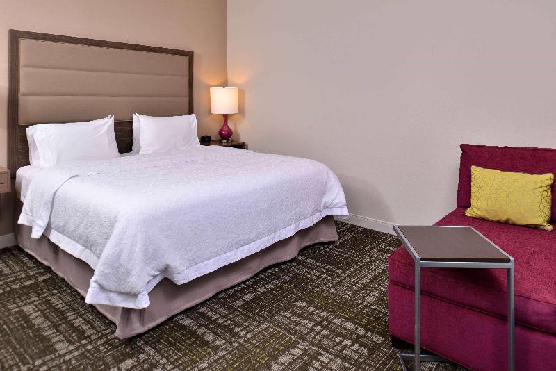 Quarto Estandar Cama King, Hampton Inn & Suites Dallas Market Center