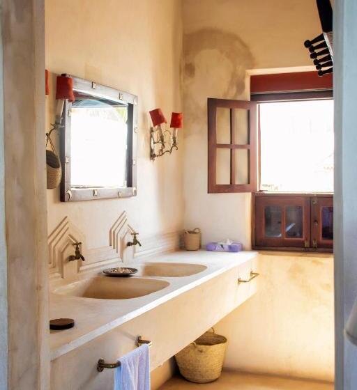 اتاق استاندارد با چشم‌انداز استخر, Lamu House