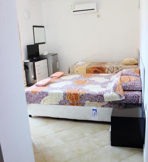 标准三人间, Tangra Guest House
