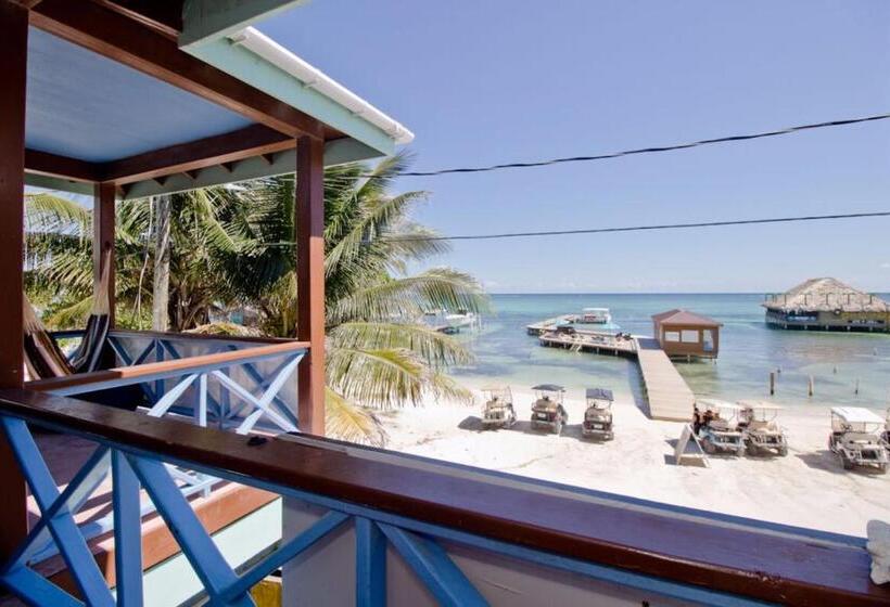 스탠다드 트리플 발코니 룸, Sandbar Beachfront Hostel & Restaurant