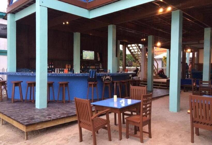 스탠다드 트리플 발코니 룸, Sandbar Beachfront Hostel & Restaurant