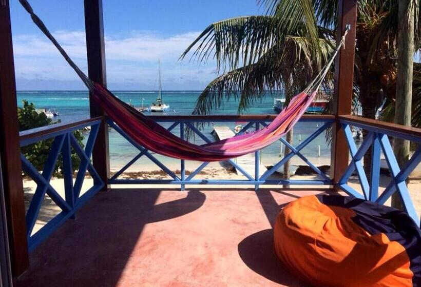 스탠다드 트리플 발코니 룸, Sandbar Beachfront Hostel & Restaurant