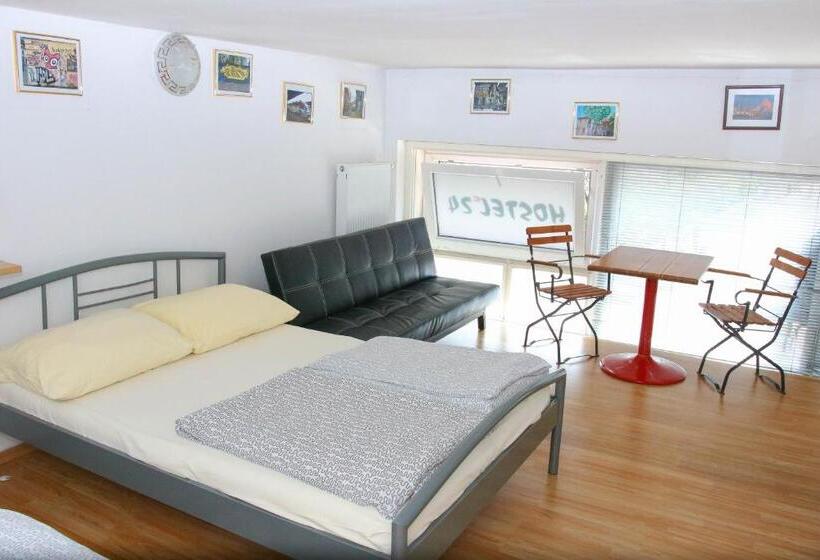 اتاق ساده سه‌ نفره, Hostel 24