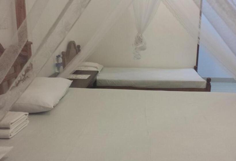 Трехместный Номер Стандарт с Балконом, Nooit Gedacht Holiday Resort Unawatuna
