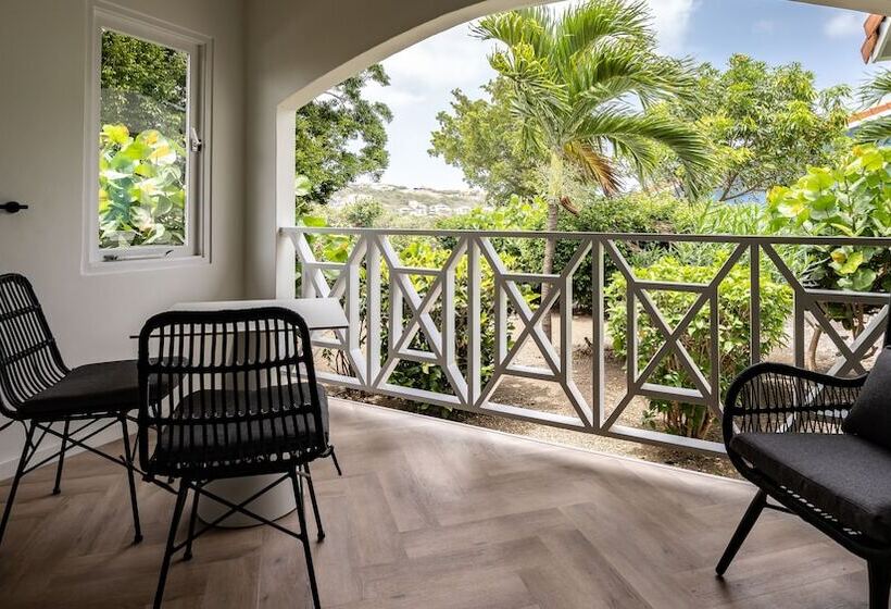 استودیوی استاندارد, Blue Bay Lodges