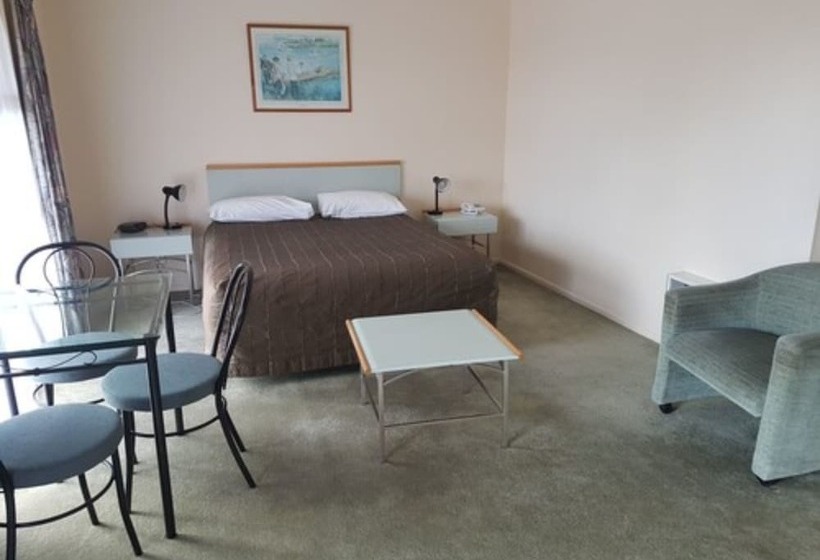 스탠다드 스튜디오, Pavilion Motel & Conference Centre
