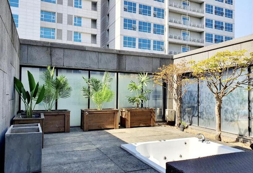 اتاق پنت هاوس, Js Boutique